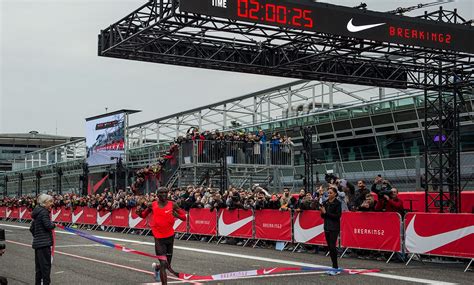 Eliud Kipchoge runs incredible 2:00:25 marathon in Breaking2 attempt - AW