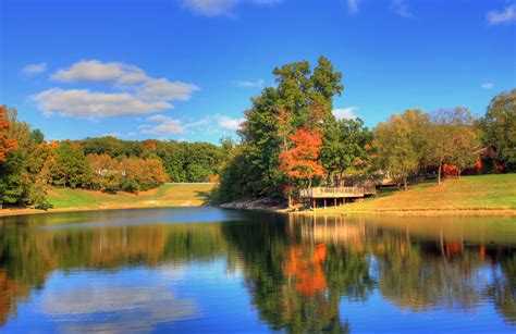 File:Gfp-missouri-st-louis-clubhouse-pond-and-scenery.jpg - Wikimedia ...