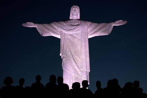 Statue_of_Christ_the_Redeemer_at_night_Rio_de_Janeiro | Travelstories