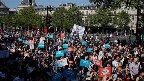 Thousands stage anti-Macron protest in Paris