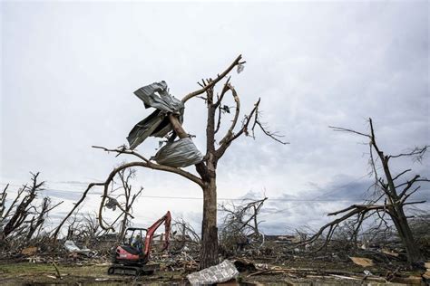 39 Surreal Photos Of Mississippi's Devastating Tornado