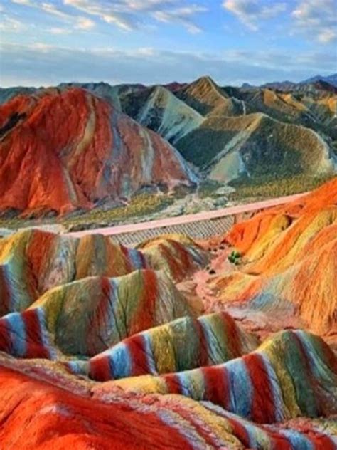 Rainbow mountains in Gansu, China : r/woahdude