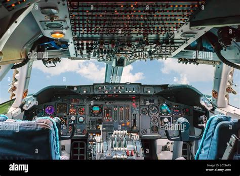 Inside airplane pilot cabin hi-res stock photography and images - Alamy