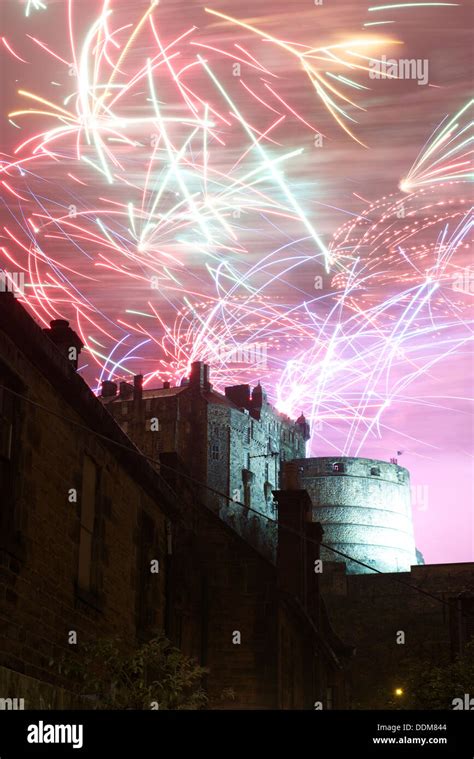 Edinburgh castle fireworks hi-res stock photography and images - Alamy