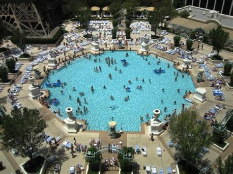 Paris Las Vegas Pool - Reopened Las Vegas Hotels Divided Over Coronavirus Rules Los Angeles ...