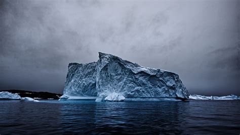 Chilling Majesty: Iceberg 4K Ultra HD Wallpaper