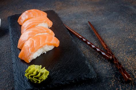 How do you make a delicious Nigiri Salmon sushi? (4 minute recipe)