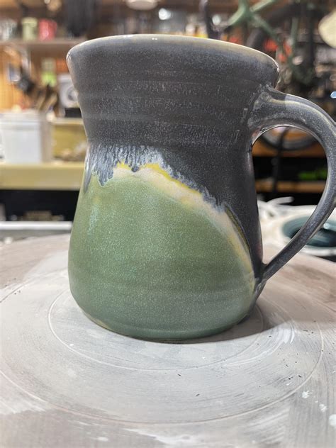 Here’s a new mug I’ve been trying out new glazing idea. : r/Pottery