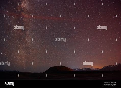 milky way looking over to Mt John close to Lake Tekapo Stock Photo - Alamy