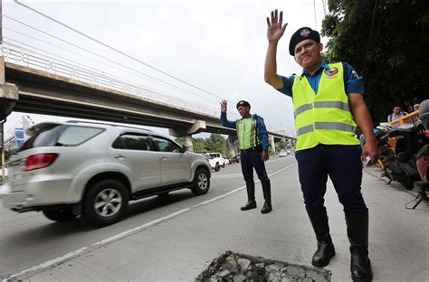 MMDA hires 1,000 traffic enforcers, offers early retirement to seniors | Inquirer News