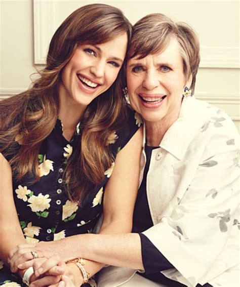 Jennifer Garner Poses With Mom, Sisters in Family Photo Shoot - Us Weekly