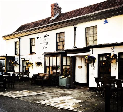 THE WHITE LION - Updated March 2024 - 104-108 Reading Road, Yateley, Hampshire, United Kingdom ...