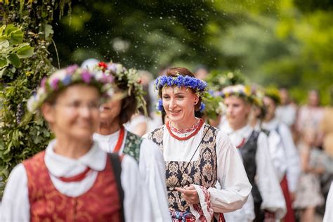 Lithuanians celebrate Midsummer 'wholeheartedly' to summon good luck and love - LRT