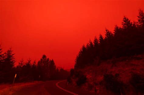 Wildfire photos and videos show "apocalyptic" red and orange skies ...