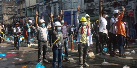 Police in Burma fire tear gas, rubber bullets at protesters | Fox News