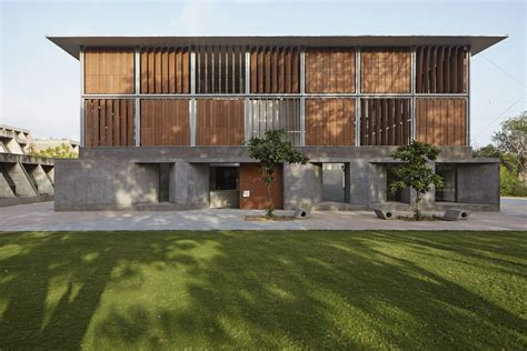 The CEPT University Library, Ahmedabad by Rahul Mehrotra: Spaces within the spaces - RTF ...