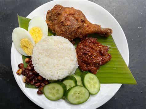 Nasi lemak ayam berempah