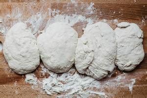 Fresh raw Dough with wooden Rolling Pin - Creative Commons Bilder