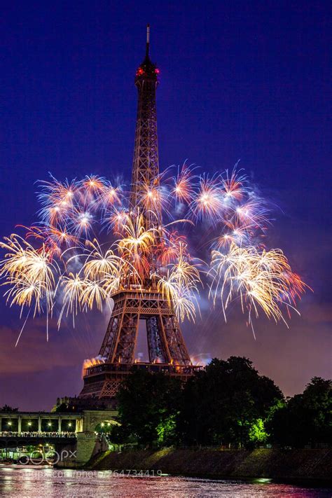 Paris Eiffel tower fireworks by RamelliSerge | Eiffelturm, Paris ...