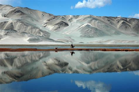 White-Sands Mount in Xinjiang, China. Unique terrain uncovered by photographer William Lee ...