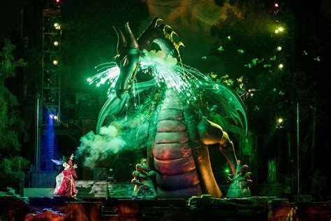 Watch Disneyland's dragon catch on fire during Fantasmic show