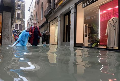 Venice Is Experiencing Its Worst Flooding In 10 Years And The Pictures ...