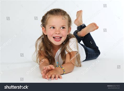 Little Girl Lying On Floor Bare Foto de stock 685271815 | Shutterstock