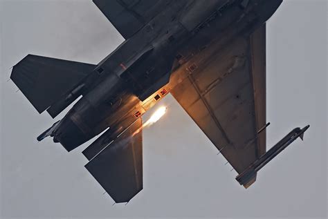 fighter - Where do military aircraft carry flares? - Aviation Stack ...