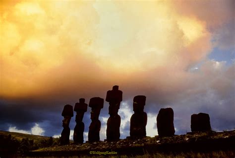 Moai statues of Ahu Naunau at Anakena Beach on Easter Island silhouetted at sunrise — Photo Tours