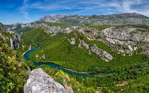 OMNIVIA | Hiking through River Cetina Canyon