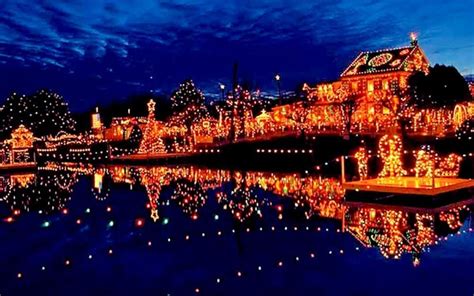 Best Small Towns for Christmas Lights | Reader's Digest