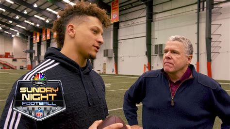 Patrick Mahomes recreates no-look pass, goes in-depth on football with ...