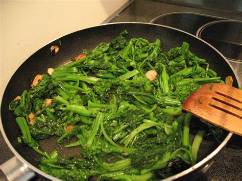 Anna's Table: Rapini with Chick Peas and Tomato Sauce