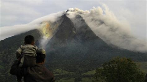 Thousands flee as Sumatra volcano erupts