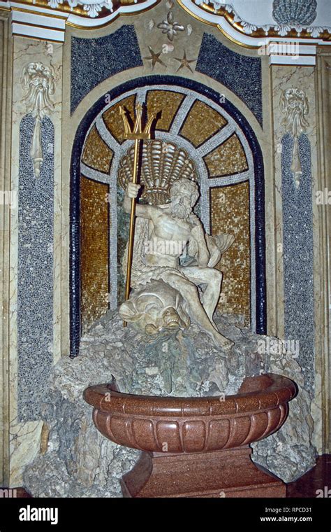 Neptunbrunnen im Schloss Sigmaringen - Burg Hohenzollern, Deutschland 1986. Neptun fountain at ...