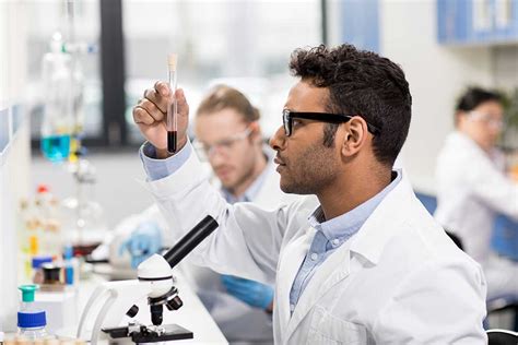 What does a Microbiologist do and how to become a Microbiologist.