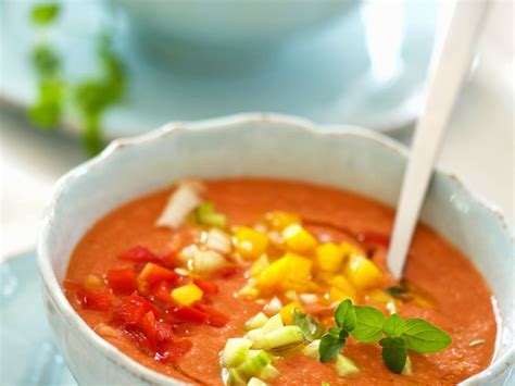 Cold Spanish soup (Gazpacho) Recipe | EatSmarter