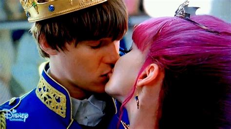 Disney Descendants 2 - Mal and Ben kiss scene HD - YouTube