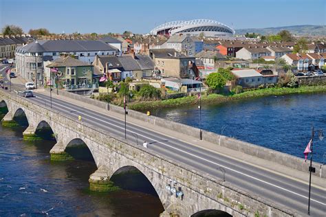 Woman dies after she was taken from River Shannon in Limerick in critical condition by search ...