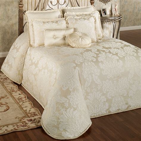 Classique Damask Oversized Bedspread Bedding