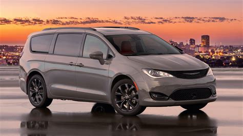 2020 Chrysler Pacifica Review | Hybrid, price, specs, features and photos