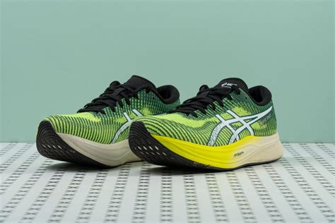 Cut in half: ASICS Magic Speed 2 Review | RunRepeat