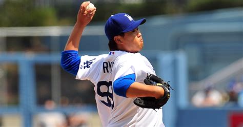 Hyun-Jin Ryu gets first MLB win as Dodgers sweep Pirates