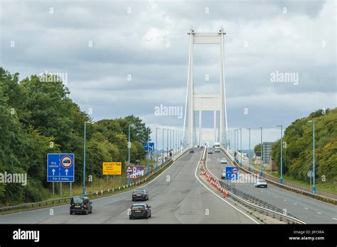 Bridge signs hi-res stock photography and images - Alamy