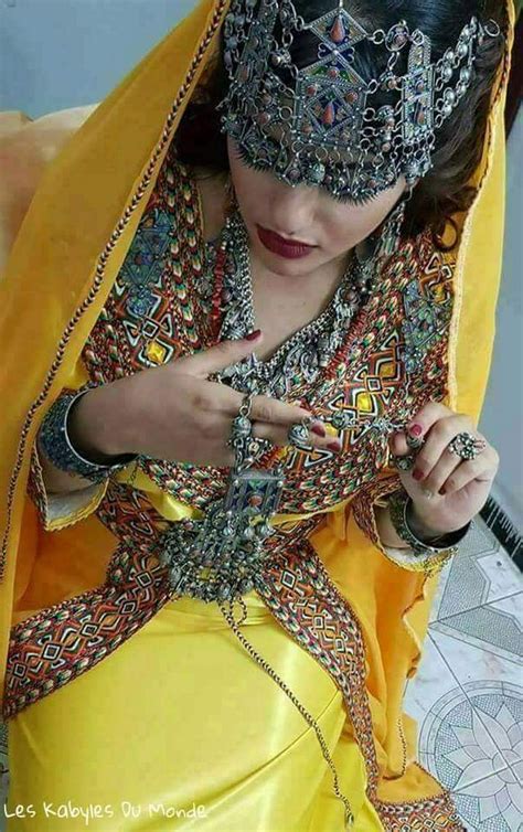 A woman from kbayel wearing Algerian traditional Mariage Dress ...