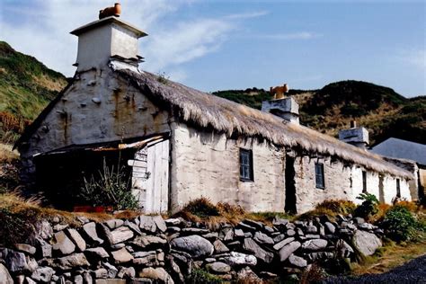 Niarbyl - Thatched cottage (Ned Devine's... © Joseph Mischyshyn cc-by-sa/2.0 :: Geograph Britain ...