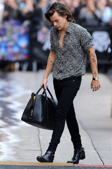 Harry Styles' Style Harry Styles Street Style Harry Styles fashion celebrity news cele… | Harry ...