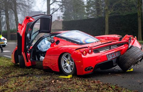 PHOTOS - Les images du terrible accident de cette Ferrari Enzo à 3 millions d'euros