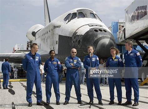 2,571 Us Shuttle Discovery Crew Stock Photos, High-Res Pictures, and ...