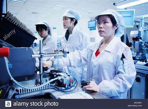 China chinese female factory workers hi-res stock photography and images - Alamy